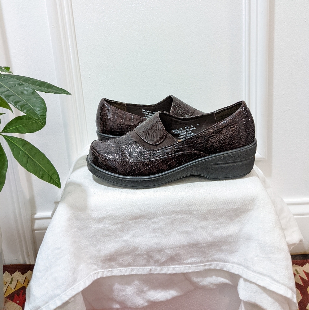 Duck head leather clogs